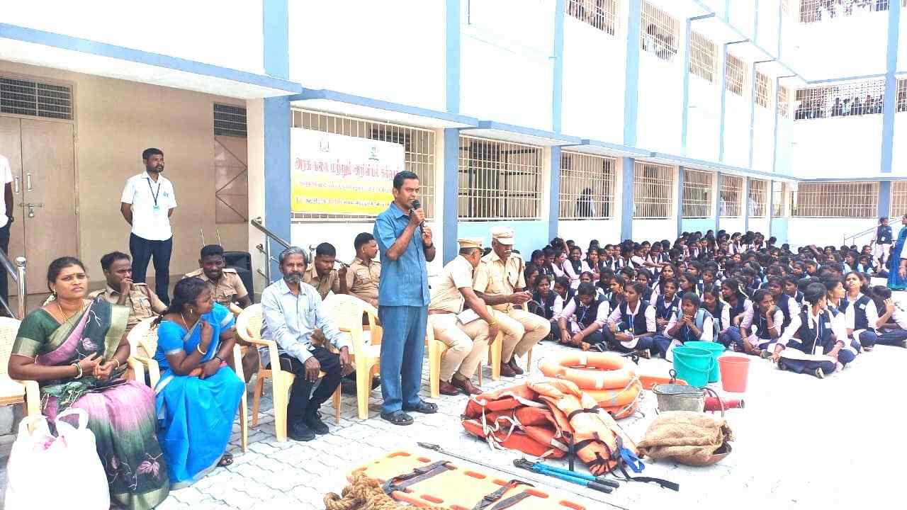 <b> 1. Vanur Fire Station Staffs Raja, Sivakumar, Manivel, Tirukumaran </br> 2. Organized & Presided by Dr. A. William, Principal [FAC] and 
Dr. N. Gunasekari, YRC Co-ordinator </b>